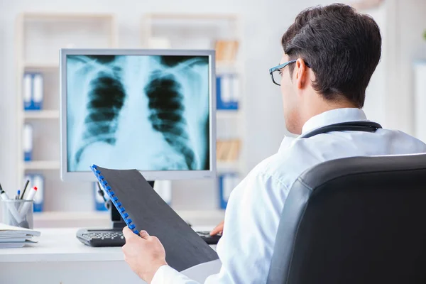 Orvos radiológus nézi röntgen képek — Stock Fotó