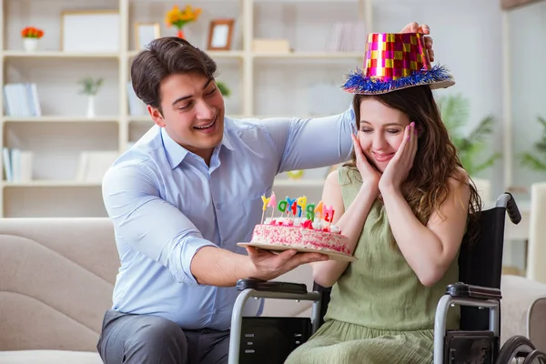 Młoda rodzina świętująca urodziny z osobą niepełnosprawną — Zdjęcie stockowe