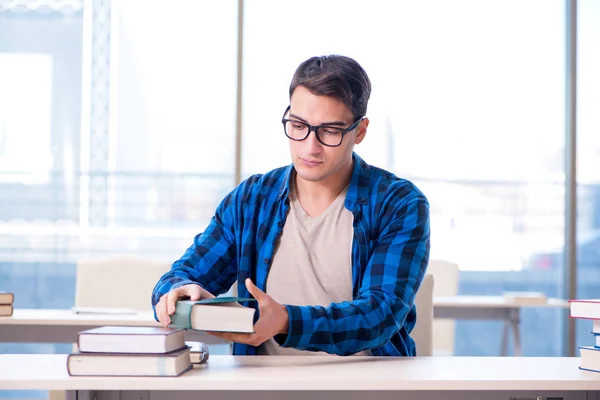 Estudante estudando na biblioteca vazia com livro se preparando para ex — Fotografia de Stock