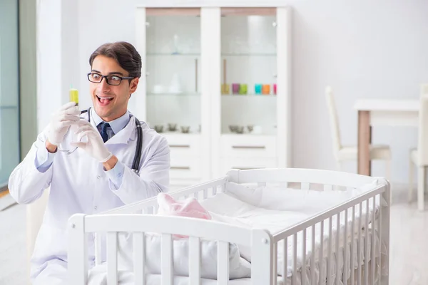 Лікар готується до вакцинації від немовлят — стокове фото