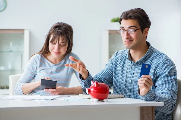 Νεαρό ζευγάρι που εξετάζει οικογενειακά οικονομικά έγγραφα — Φωτογραφία Αρχείου