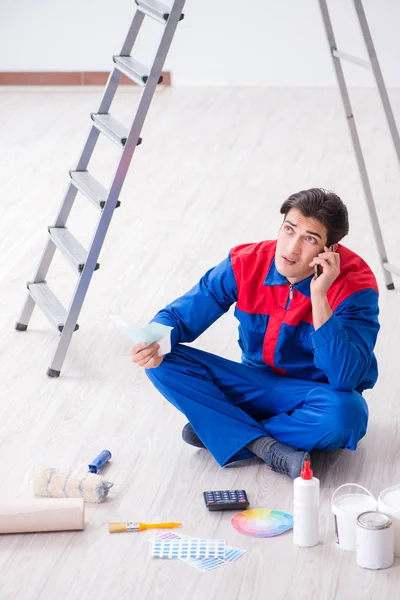 Joven pintor tratando de combinar colores para el trabajo de pintura — Foto de Stock