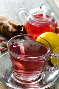 Masada servis edilen fincanda meyve çileği çayı