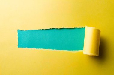 Mesajınız için boş alanı olan yırtık kağıt