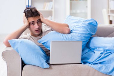 Adam geç saatlere kadar bilgisayarında çalışıyor.