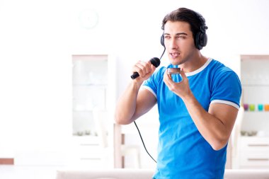 Genç adam evde karaoke şarkı
