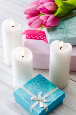 Aziz Sevgililer Günü tatili konseptiyle masaya yerleştirilmiş bir hediye kutusu.