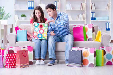 Alışveriş yaptıktan sonra genç çift.