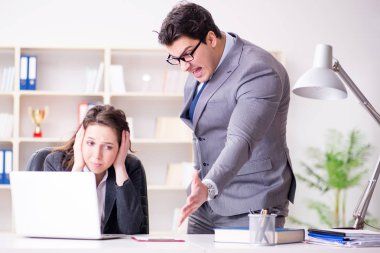 Kızgın patron kadın çalışan performansından memnun değil.