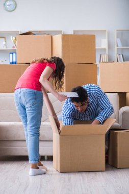 Genç çift kutularla yeni eve taşınıyor.