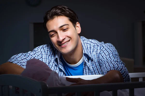 Happy dad looking after newborn baby at night — Stock Photo, Image