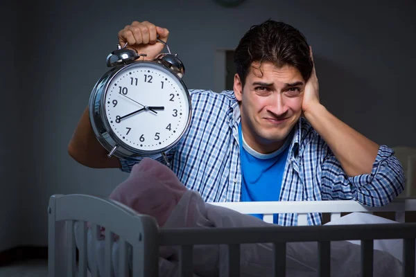 Jonge vader onder stress door baby huilen 's nachts — Stockfoto