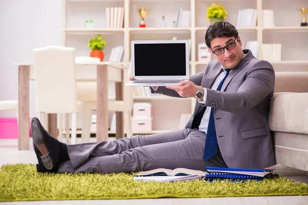 家の床で働いてるビジネスマン — ストック写真