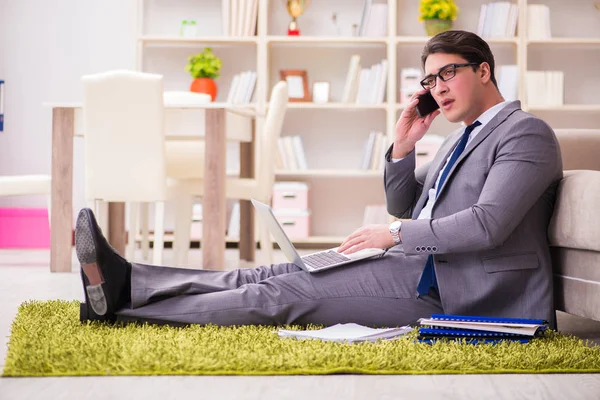 Uomo d'affari che lavora sul pavimento a casa — Foto Stock