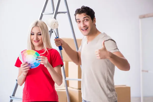Junge Familie erledigt Malerarbeiten bei Renovierung ihres Hauses — Stockfoto