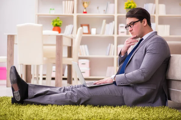 Geschäftsmann arbeitet zu Hause auf dem Fußboden — Stockfoto