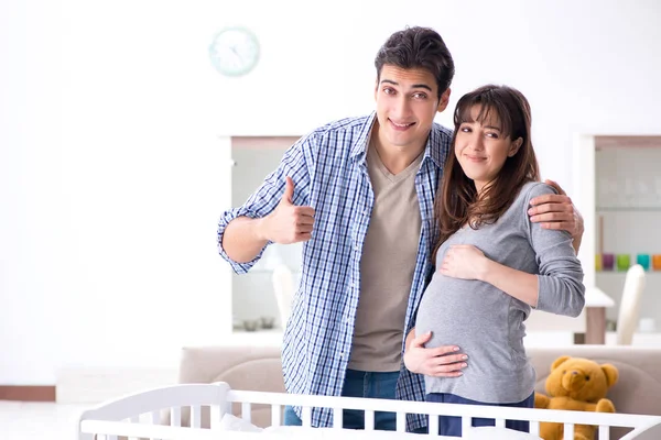 Junge Eltern erwarten ihr erstes Baby — Stockfoto