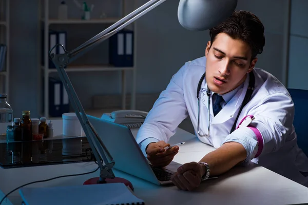 Médecin toxicomane rester tard à l'hôpital — Photo