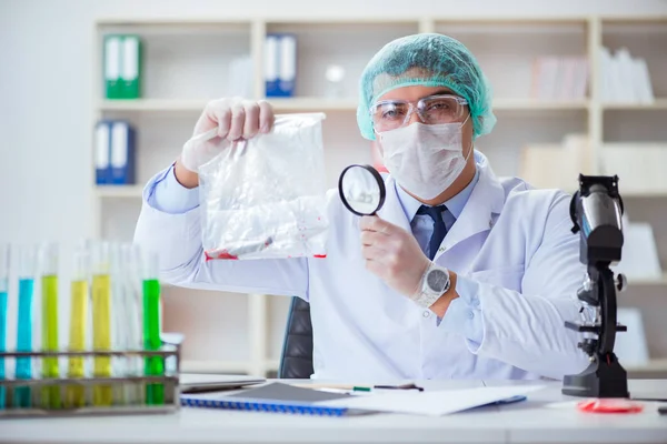Forensik-Ermittler arbeitet im Labor an Beweisen für Verbrechen — Stockfoto
