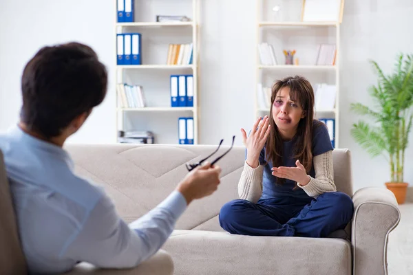 Psykolog rådgivning kvinna misshandlad av make — Stockfoto