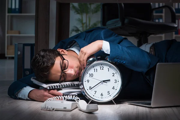 Affärsman arbetar övertid långa timmar sent i ämbetet — Stockfoto