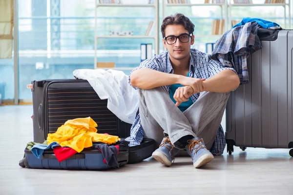 Young man preparing for vacation travel — Stock Photo, Image