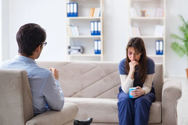 Psychologist counselling woman beaten by husband — Stock Photo, Image