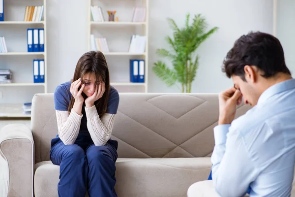 Psicólogo mulher aconselhamento espancado pelo marido — Fotografia de Stock