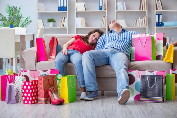 Junges Paar nach Einkauf mit vielen Tüten — Stockfoto