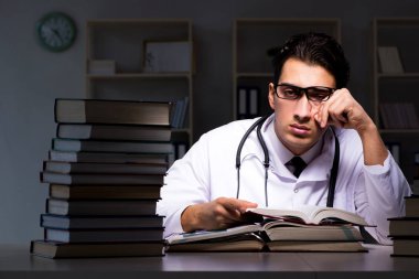 Geceleri üniversite sınavlarına hazırlanan bir tıp öğrencisi.