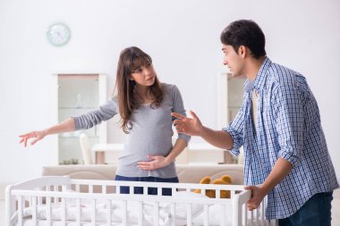 Genç ebeveynler ilk bebeklerini bekliyorlar.