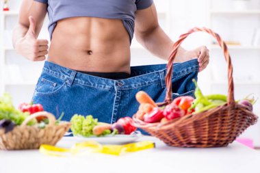 Sağlıklı beslenme ve beslenme konsepti olan genç bir adam