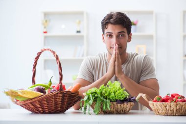 Sağlıklı beslenme ve beslenme konsepti olan genç bir adam