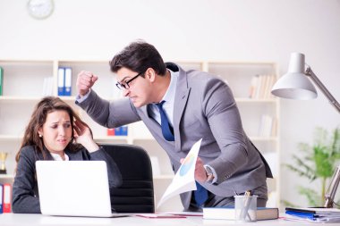 Kızgın patron kadın çalışan performansından memnun değil.