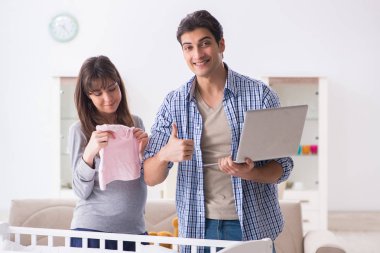 Genç ebeveynler ilk bebeklerini bekliyorlar.