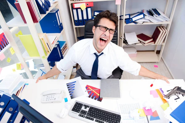 Homem de negócios irritado e assustador no escritório — Fotografia de Stock