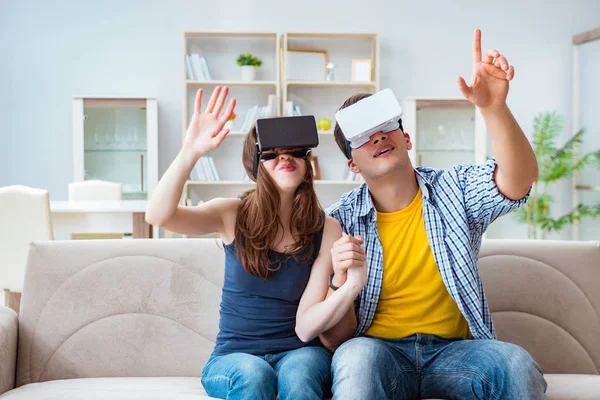 Jovem família jogando jogos com óculos de realidade virtual — Fotografia de Stock