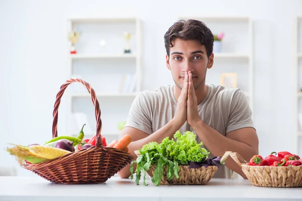 健康的な食事と食事の概念で若い男 — ストック写真