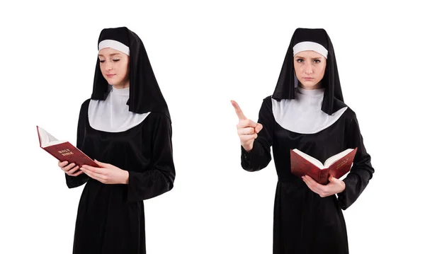 Молодая монахиня с библией изолирована на белом — стоковое фото