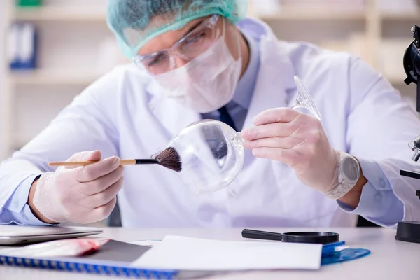 Investigador forense trabajando en laboratorio en evidencia de crimen —  Fotos de Stock