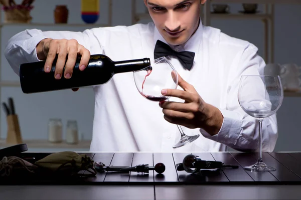 식당에서 포도주를 맛보는 전문적 인 소물리에어 — 스톡 사진