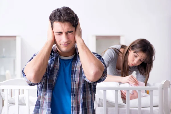 Papá joven no puede soportar al bebé llorando — Foto de Stock