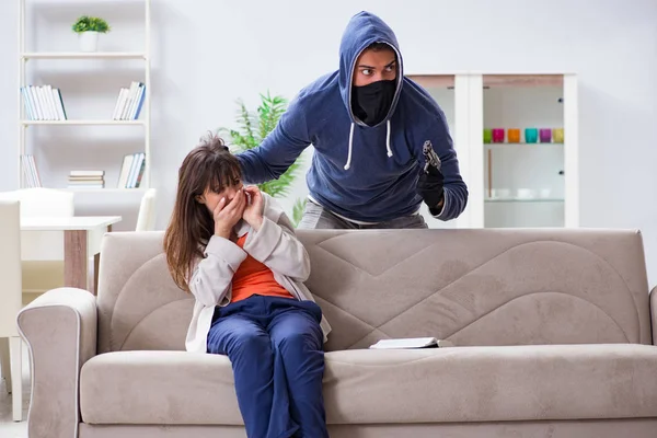 Bewaffneter Mann überfällt junge Frau zu Hause — Stockfoto