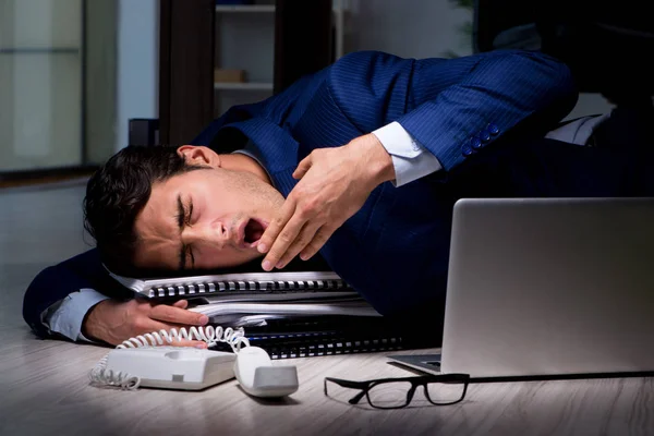 Empresario trabajando horas extras largas horas tarde en la oficina — Foto de Stock