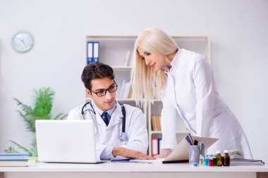 Erkek ve kadın doktor hastanede tartışıyorlar.