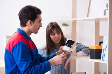 Müteahhit eve güvenlik kamerası yerleştiriyor.