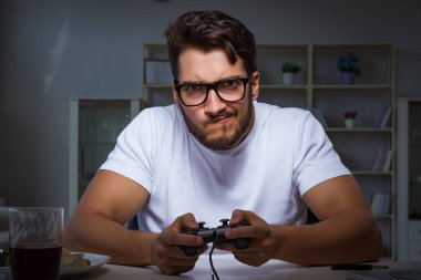 Genç adam ofiste saatlerce oyun oynuyor.