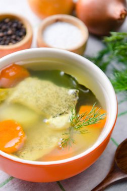 Tabakta servis edilen balık çorbası.