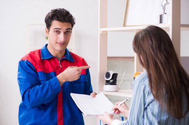 Müteahhit eve güvenlik kamerası yerleştiriyor.