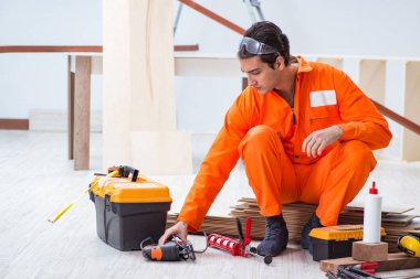 Müteahhit lamine ahşap zemin üzerinde çalışıyor. 